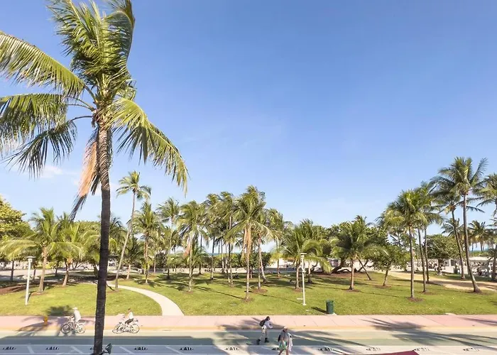 Ocean Drive Apartment W Balcony Walk To The Beach